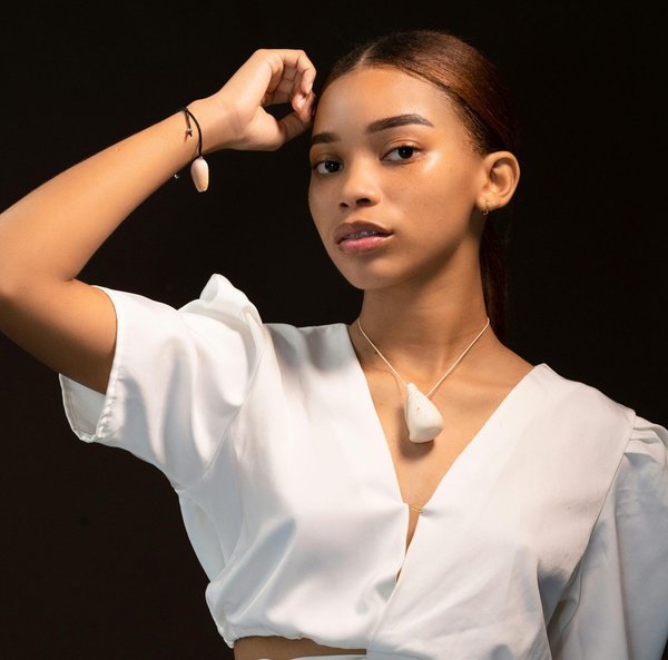 Comment équilibrer l'audace et la discrétion avec des bijoux oversize ?