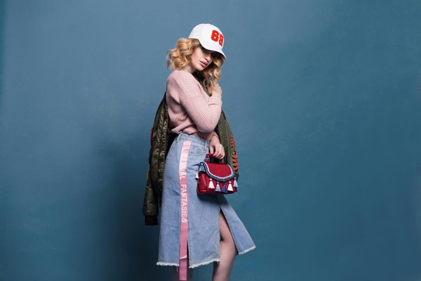 Quels sont les secrets pour associer des couleurs vives dans une tenue sans excès ?